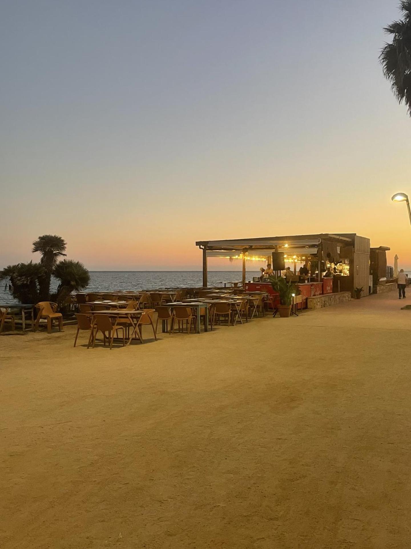 Espectacular Casa Indiana En Primera Linea De Mar Vilassar De Mar Dış mekan fotoğraf